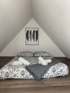 Un dormitorio con una cama con almohadas. en Mulhouse hyper centre appartement 4 chambres, en Mulhouse