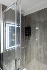 eine Dusche mit Glastür im Bad in der Unterkunft Charming Brighton Studio Flat in Brighton & Hove