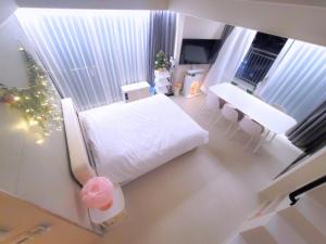 Habitación hospitalaria con cama, mesa y sillas en Lovely House en Incheon