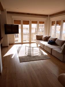 uma sala de estar com um sofá e uma mesa em Patio de Luces em Jumilla