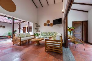 a living room with a couch and a table at La Mello Adventure Lodge in Palomino