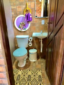 a bathroom with a toilet and a sink at Pousada Da Bell in Barreirinhas