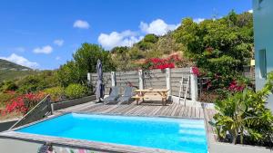 Bazén v ubytování VILLA MAGIC - stunning ocean view, pool & Starlink internet nebo v jeho okolí