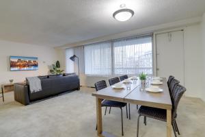 una sala da pranzo con tavolo e sedie in soggiorno di Luxury Living at Crystal City's Condo ad Arlington