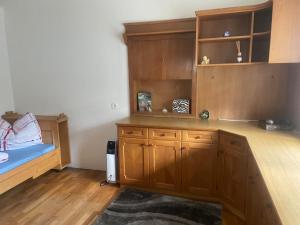 Rúm í herbergi á Ute Urbaner