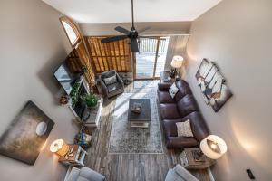 an overhead view of a living room with a couch at Golfers Valleywood Getaway, The Galena Territory in Galena