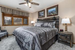 a bedroom with a bed and a ceiling fan at Golfers Valleywood Getaway, The Galena Territory in Galena
