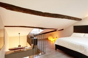 1 dormitorio con 1 cama grande y pared de cristal en 21 Lake Sweet Home, en Como