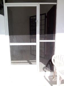 una puerta corredera de cristal abierta con una silla en el patio en Mmm coronado playa en Playa Coronado