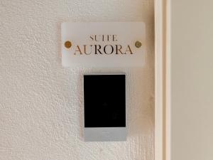 una puerta con un cartel que diga suite aurora en Aurluna Luxury Suites, en Bari