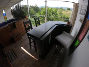 a room with a table and chairs on a balcony at Apto Tipo Cabaña Cerca aeropuerto (PEI) in Pereira