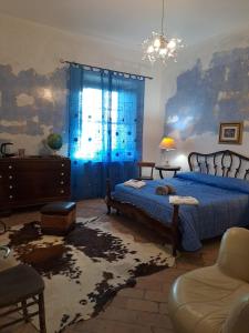una camera con letto blu e tenda blu di Casale Crisanti a Beroide
