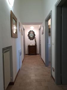 pasillo con paredes blancas y suelo de baldosa en Casale Crisanti en Beroide