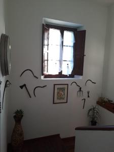 una camera con finestra con uccelli sul muro di Casale Crisanti a Beroide