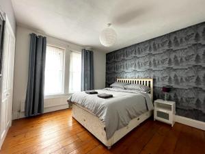 A bed or beds in a room at The Claude House