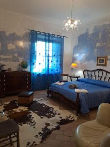 una camera con due letti e un lampadario a braccio di Casale Crisanti a Beroide