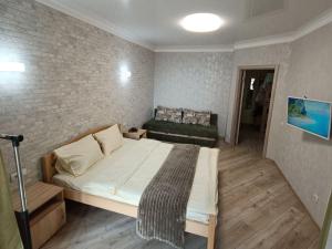 um quarto com uma cama e uma parede de tijolos em новобудова ЖК Яровиця, смарт тв em Lutsʼk