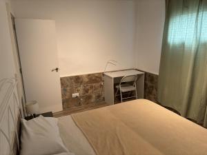 una piccola camera con letto e scrivania di Luca's House - 8 minutes from the airport a Costa de Antigua