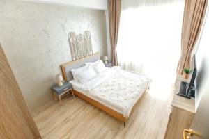 ママイアにあるApartament Corina Summerlandのベッドルーム1室(白いシーツと枕のベッド1台付)