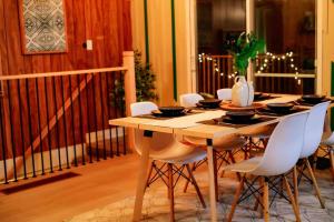 ハンツビルにあるPrivate Riverfront Cottage in Muskoka - The MARAの白い椅子と木製のテーブル、卓上の椅子と卓上のyasteryasteryasteryasteryasteryasteryasteryasteryasterstery