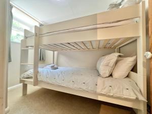 ein Schlafzimmer mit Etagenbetten in einem Haus in der Unterkunft Farthing Cottage…cute ‘n’ cosy! in Kingsbridge