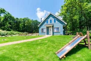 een blauw huis met een glijbaan ervoor bij ヴィラ・ラピスラズリ in Iwa-kubo