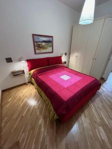 ein Schlafzimmer mit einem großen rosa Bett in einem Zimmer in der Unterkunft Al Cassaro - holiday home in Palermo