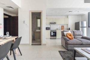 a living room with a couch and a kitchen at Frank Porter - Dania 3 in Dubai