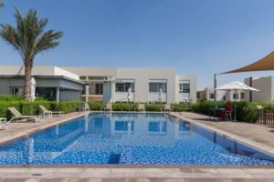 une grande piscine en face d'un bâtiment dans l'établissement Frank Porter - Urbana II, à Dubaï