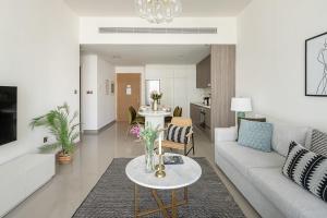 een woonkamer met een bank en een tafel bij Frank Porter - Beach Vista Tower 1 in Dubai