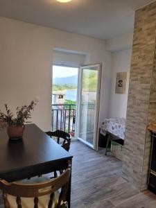 uma sala de jantar com uma mesa e vista para o oceano em Mara village house em Vrlika