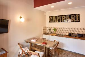 una sala da pranzo con tavolo e una cucina di 22 Lake Sweet Home a Como