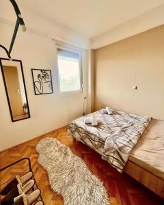 um quarto com uma cama e um tapete em Aleksandra 2 em Skopje