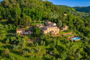 Vue aérienne d'une maison sur une colline dans l'établissement Borgo Gatteraia, à Volterra