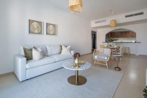 - un salon avec un canapé et une table dans l'établissement Frank Porter - Grand Horizon, à Dubaï