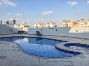 une piscine sur le toit d'un bâtiment dans l'établissement Frank Porter - Grand Horizon, à Dubaï