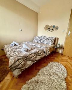 um quarto com uma cama com toalhas em Aleksandra 2 em Skopje