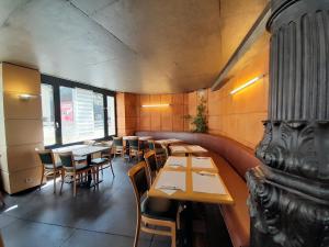 ein Restaurant mit Tischen und Stühlen in einem Zimmer in der Unterkunft Hotel Le Dome in Brüssel