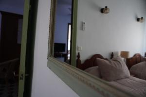 - un miroir avec un canapé dans l'établissement Montserrat Casa del Mar, à Chipiona