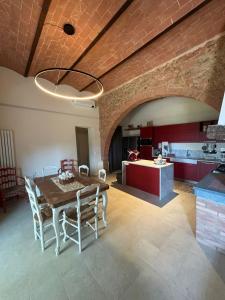uma cozinha e sala de jantar com mesa e cadeiras em Podere il Casino, colline di Peccioli em Montelopio