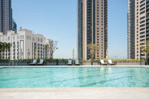 uma piscina numa cidade com edifícios altos em Frank Porter - Creek Horizon Tower 2 em Dubai