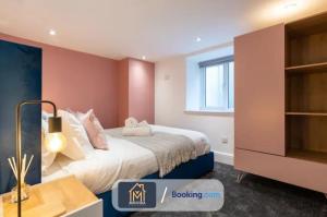 เตียงในห้องที่ 3 Bed Apartment By Movida Property Group Short Lets & Serviced Accommodation Harrogate