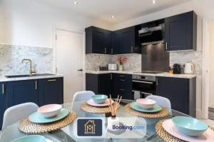 Kuchyň nebo kuchyňský kout v ubytování 3 Bed Apartment By Movida Property Group Short Lets & Serviced Accommodation Harrogate