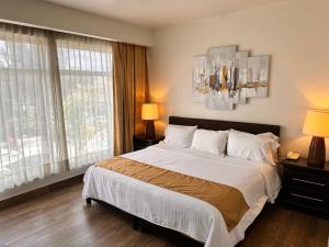 - une chambre avec un grand lit et une grande fenêtre dans l'établissement Hotel del Fresno, à Fresnillo de González Echeverría