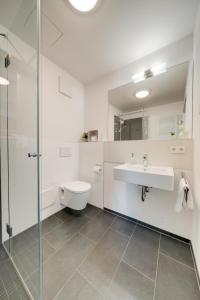 een badkamer met een toilet, een wastafel en een douche bij ☆Design Apartment Zentral☆200m vom Marktplatz☆ruhige Altstadtlage☆ in Reutlingen