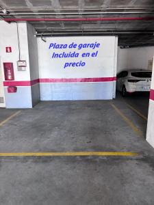 un garaje con un coche aparcado en él en Bahia Suite 1, en Algeciras