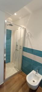 La salle de bains est pourvue d'une douche, de toilettes et d'un lavabo. dans l'établissement Casa Aurelia, Pognana Lario, à Pognana Lario