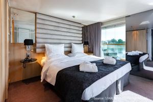 um quarto com uma cama grande e uma janela grande em KD Hotelship Frankfurt Untermainkai em Frankfurt am Main