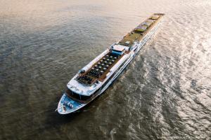 an overhead view of a large boat in the water at KD Hotelship Frankfurt Untermainkai in Frankfurt/Main