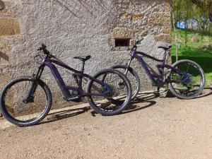 Dos bicicletas están estacionadas junto a una pared. en Domaine de Drémont, en Anthien